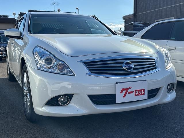 スカイライン ２５０ＧＴ　ＦＯＵＲ　純正ＴＶナビ　サイド／バックカメラ　ＥＴＣ　プッシュスタート　ハーフレザーシート　パワーシート　ＡＴ　ステアリングスイッチ　パール（4枚目）