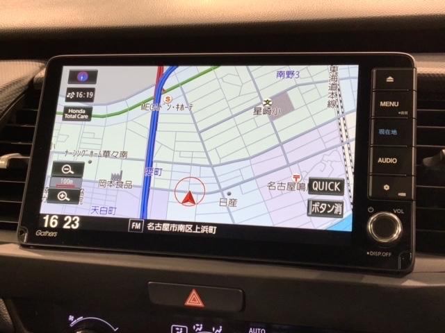 フィット ｅ：ＨＥＶベーシック　ＨｏｎｄａＳＥＮＳＩＮＧ新車保証試乗禁煙車　追突軽減ブレーキ　ワンオーナー車　フルセグＴＶ　カーテンエアバック　Ｒカメ　ＬＥＤ　パワーウインドウ　スマキー　横滑り防止　オートエアコン　ＥＴＣ車載器（5枚目）