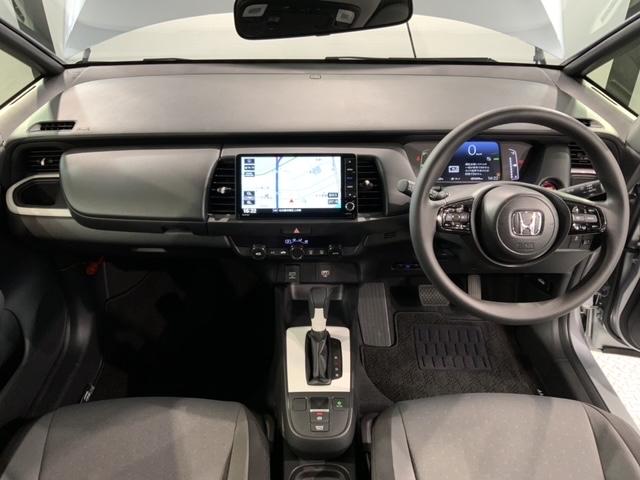 フィット ｅ：ＨＥＶベーシック　ＨｏｎｄａＳＥＮＳＩＮＧ新車保証試乗禁煙車　追突軽減ブレーキ　ワンオーナー車　フルセグＴＶ　カーテンエアバック　Ｒカメ　ＬＥＤ　パワーウインドウ　スマキー　横滑り防止　オートエアコン　ＥＴＣ車載器（8枚目）