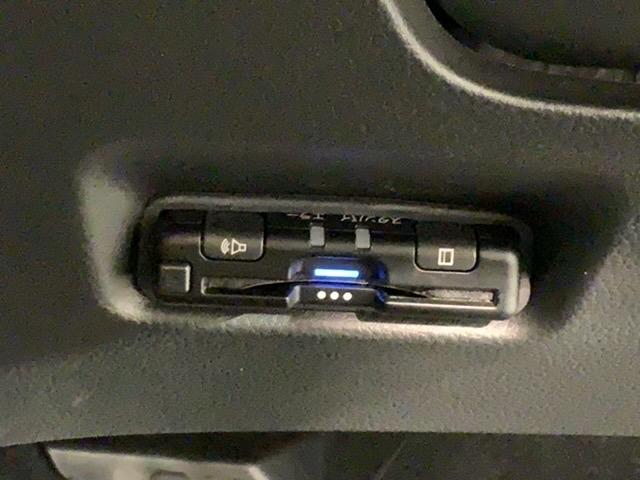 フィット ｅ：ＨＥＶベーシック　ＨｏｎｄａＳＥＮＳＩＮＧ新車保証試乗禁煙車　追突軽減ブレーキ　ワンオーナー車　フルセグＴＶ　カーテンエアバック　Ｒカメ　ＬＥＤ　パワーウインドウ　スマキー　横滑り防止　オートエアコン　ＥＴＣ車載器（12枚目）