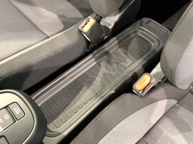 フィット ｅ：ＨＥＶベーシック　ＨｏｎｄａＳＥＮＳＩＮＧ新車保証試乗禁煙車　追突軽減ブレーキ　ワンオーナー車　フルセグＴＶ　カーテンエアバック　Ｒカメ　ＬＥＤ　パワーウインドウ　スマキー　横滑り防止　オートエアコン　ＥＴＣ車載器（28枚目）