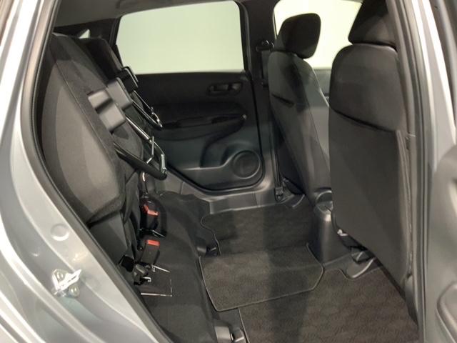 フィット ｅ：ＨＥＶベーシック　ＨｏｎｄａＳＥＮＳＩＮＧ新車保証試乗禁煙車　追突軽減ブレーキ　ワンオーナー車　フルセグＴＶ　カーテンエアバック　Ｒカメ　ＬＥＤ　パワーウインドウ　スマキー　横滑り防止　オートエアコン　ＥＴＣ車載器（33枚目）