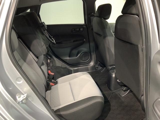 フィット ｅ：ＨＥＶベーシック　ＨｏｎｄａＳＥＮＳＩＮＧ新車保証試乗禁煙車　追突軽減ブレーキ　ワンオーナー車　フルセグＴＶ　カーテンエアバック　Ｒカメ　ＬＥＤ　パワーウインドウ　スマキー　横滑り防止　オートエアコン　ＥＴＣ車載器（34枚目）