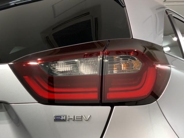 フィット ｅ：ＨＥＶベーシック　ＨｏｎｄａＳＥＮＳＩＮＧ新車保証試乗禁煙車　追突軽減ブレーキ　ワンオーナー車　フルセグＴＶ　カーテンエアバック　Ｒカメ　ＬＥＤ　パワーウインドウ　スマキー　横滑り防止　オートエアコン　ＥＴＣ車載器（45枚目）
