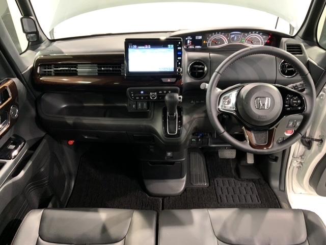 使いやすいレイアウトのダッシュボード周辺です。オートエアコンや小物入れなど嬉しい装備が満載です。