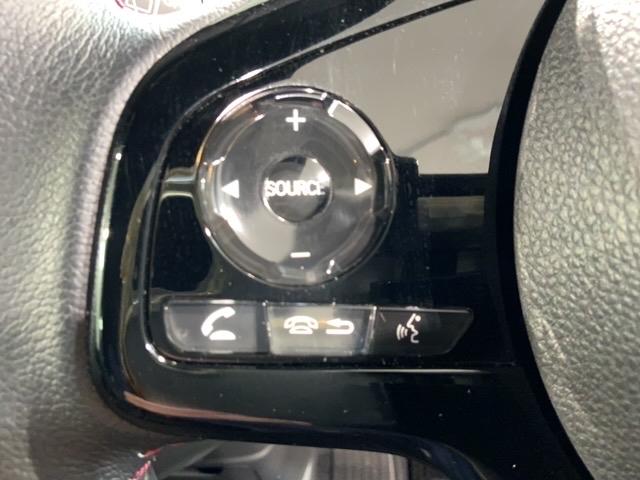 ステアリングにオーディオ操作スイッチが付いています。オーディオ画面に直接タッチしなくても操作が出来ますので、運転に集中できます。