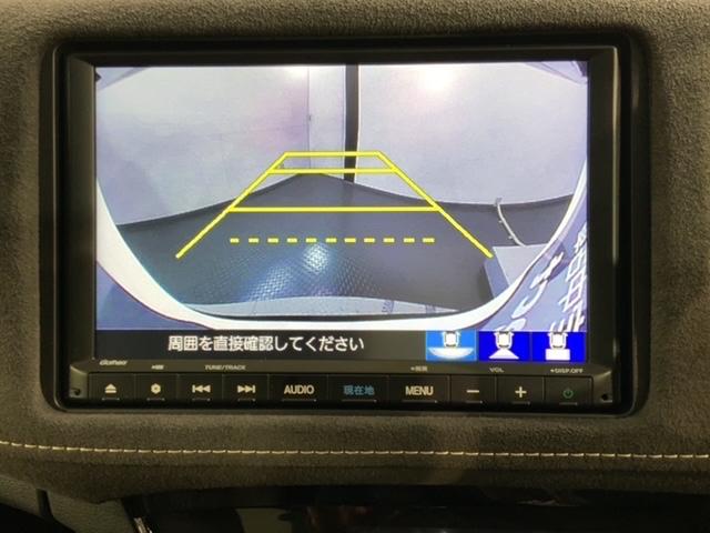 リバースギアに入れるだけで後方の表示へ切り替わります。夜間や雨の日の駐車も楽になりますよ。