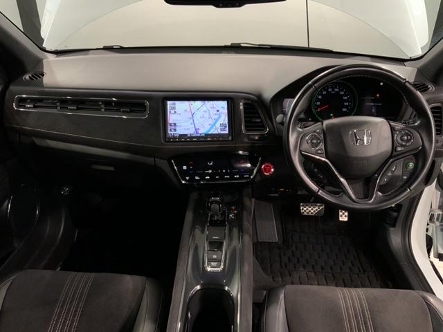 使いやすいレイアウトのダッシュボード周辺です。オートエアコンや小物入れなど嬉しい装備が満載です。