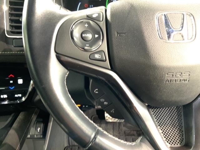 ステアリングにオーディオ操作スイッチが付いています。オーディオ画面に直接タッチしなくても操作が出来ますので、運転に集中できます。