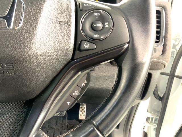 クルーズコントロールを装備しています。高速道路などで一定の速度で走ってくれるので運転が楽ですよ！速度を設定できますので、スピードの出しすぎにも注意できます。