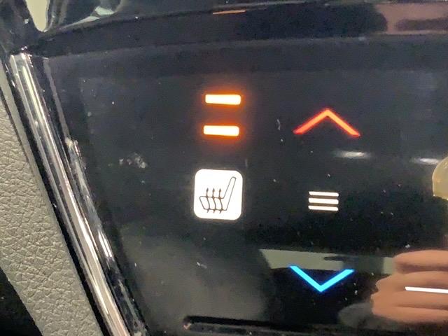 フロント両席にはシートヒーターが付いています！寒い日に便利な装備ですね。