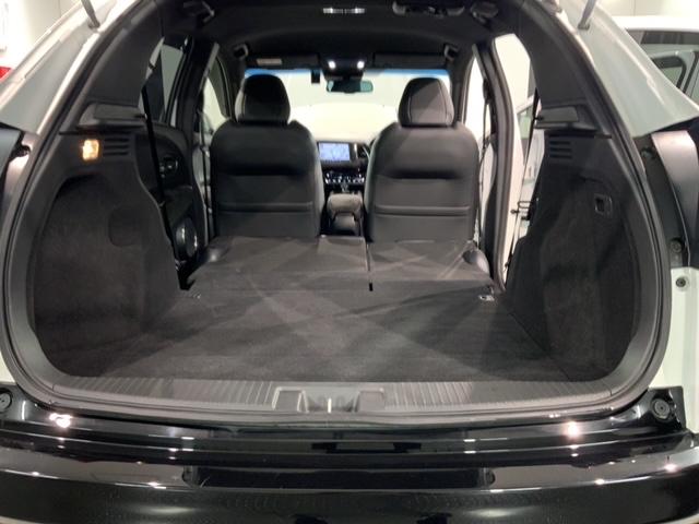 リア席を倒せば広々とした空間の出来上がり！床が低くフラットになり、天井までの高さがありますので積載が便利です。