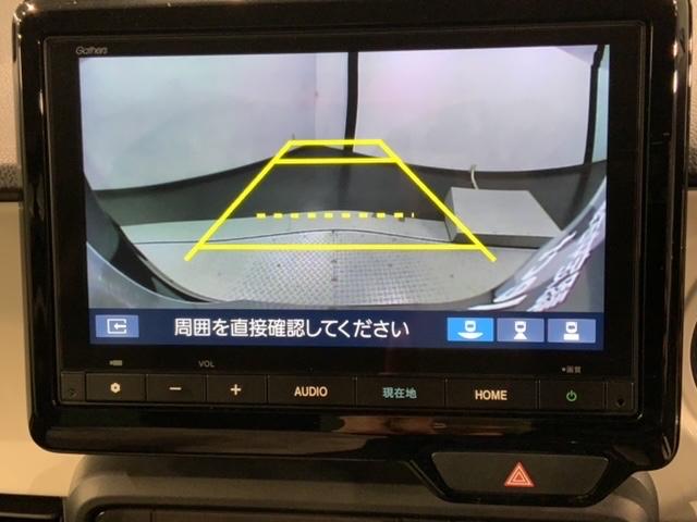 リバースギアに入れるだけで後方の表示へ切り替わります。夜間や雨の日の駐車も楽になりますよ。