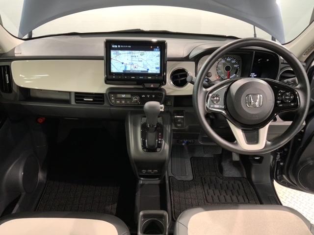 使いやすいレイアウトのダッシュボード周辺です。オートエアコンや小物入れなど嬉しい装備が満載です。