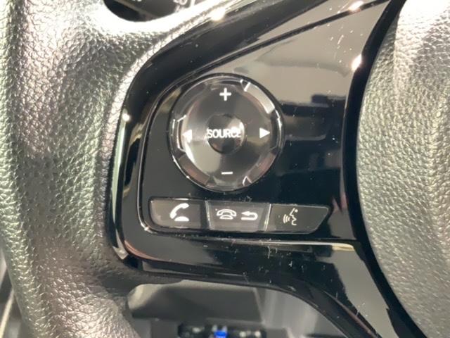 ステアリングにオーディオ操作スイッチが付いています。オーディオ画面に直接タッチしなくても操作が出来ますので、運転に集中できます。