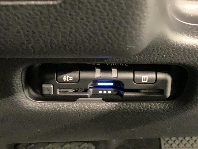 フリード クロスター　ＳＥＮＳＩＮＧ　最長５年　禁煙試乗車　９ｉｎナビ　ＴＶ　Ｒカメラ　Ｂｌｕｅｔｏｏｔｈ　ＣａｒＰｌａｙ　ＡｎｄｒｏｉｄＡｕｔｏ　ＥＴＣ　ＬＥＤライト　両側電動ドア　シートヒーター　フォグ　ＢＳＩ（12枚目）