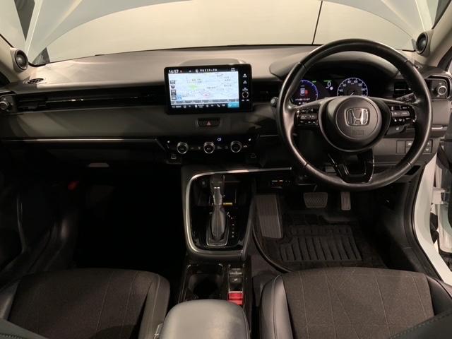 ヴェゼル ｅ：ＨＥＶＺ　ＳＥＮＳＩＮＧ　最長５年保証　禁煙　１オ－ナ－　純正９ｉｎナビ　ＴＶ　ＲカメラＣａｒＰｌａｙ　マルチビュ－　Ｂｌｕｅｔｏｏｔｈ　ドラレコ前後　ＥＴＣ２．０　シ－トヒ－タ－　パーキングセンサー　ＢＳＩ（9枚目）