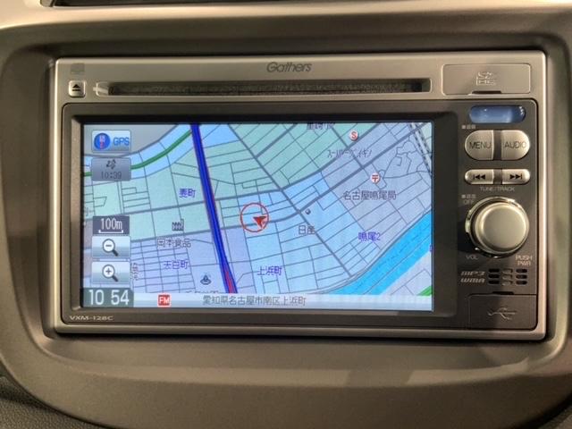 フィット １３Ｇ・スマートセレクションファインスタイル　１年保証　ワンオ－ナ－　ナビＶＸＭ－１２８Ｃ　Ｒカメラ　ＥＴＣ　ＨＩＤ　アルミ　スマ－トキ－　スペアキー　盗難防止装置　整備記録簿　ドアバイザ－　ＡＡＣ　Ｗエアバッグ　インテリキー　キーレス　ＡＢＳ（3枚目）