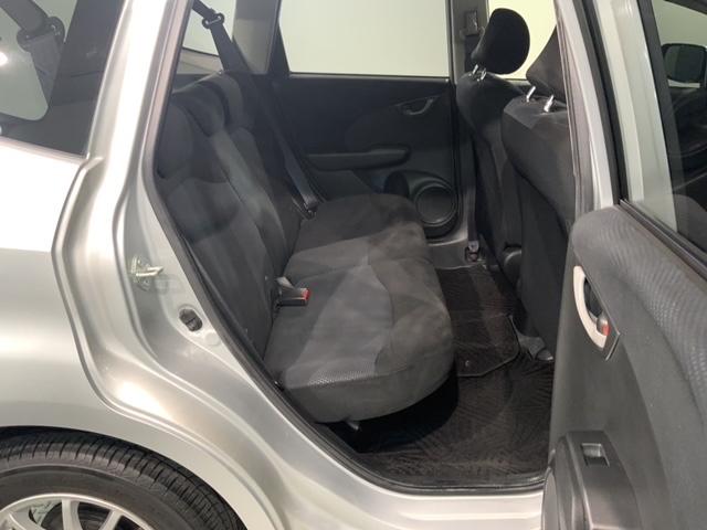 フィット １３Ｇ・スマートセレクションファインスタイル　１年保証　ワンオ－ナ－　ナビＶＸＭ－１２８Ｃ　Ｒカメラ　ＥＴＣ　ＨＩＤ　アルミ　スマ－トキ－　スペアキー　盗難防止装置　整備記録簿　ドアバイザ－　ＡＡＣ　Ｗエアバッグ　インテリキー　キーレス　ＡＢＳ（18枚目）