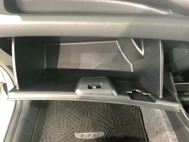 フィット １３Ｇ・スマートセレクションファインスタイル　１年保証　ワンオ－ナ－　ナビＶＸＭ－１２８Ｃ　Ｒカメラ　ＥＴＣ　ＨＩＤ　アルミ　スマ－トキ－　スペアキー　盗難防止装置　整備記録簿　ドアバイザ－　ＡＡＣ　Ｗエアバッグ　インテリキー　キーレス　ＡＢＳ（26枚目）