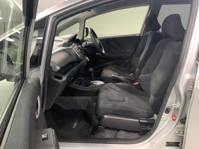 フィット １３Ｇ・スマートセレクションファインスタイル　１年保証　ワンオ－ナ－　ナビＶＸＭ－１２８Ｃ　Ｒカメラ　ＥＴＣ　ＨＩＤ　アルミ　スマ－トキ－　スペアキー　盗難防止装置　整備記録簿　ドアバイザ－　ＡＡＣ　Ｗエアバッグ　インテリキー　キーレス　ＡＢＳ（29枚目）