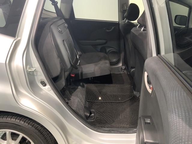 フィット １３Ｇ・スマートセレクションファインスタイル　１年保証　ワンオ－ナ－　ナビＶＸＭ－１２８Ｃ　Ｒカメラ　ＥＴＣ　ＨＩＤ　アルミ　スマ－トキ－　スペアキー　盗難防止装置　整備記録簿　ドアバイザ－　ＡＡＣ　Ｗエアバッグ　インテリキー　キーレス　ＡＢＳ（32枚目）