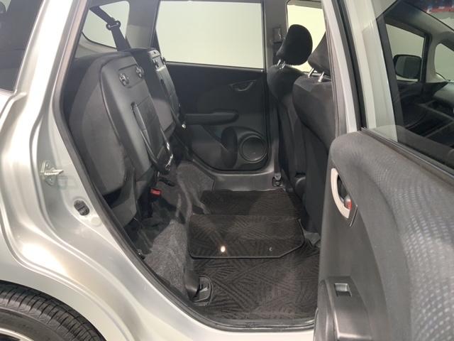 フィット １３Ｇ・スマートセレクションファインスタイル　１年保証　ワンオ－ナ－　ナビＶＸＭ－１２８Ｃ　Ｒカメラ　ＥＴＣ　ＨＩＤ　アルミ　スマ－トキ－　スペアキー　盗難防止装置　整備記録簿　ドアバイザ－　ＡＡＣ　Ｗエアバッグ　インテリキー　キーレス　ＡＢＳ（33枚目）