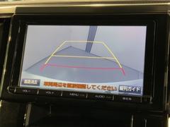 リバースギアに入れるだけで後方の表示へ切り替わります。夜間や雨の日の駐車も楽になりますよ。 5