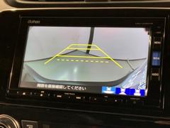 リバースギアに入れるだけで後方の表示へ切り替わります。夜間や雨の日の駐車も楽になりますよ。 6