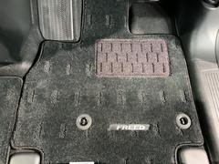 新品の純正フロアマット付きです。ドライブの際に気分良く乗って頂けます。 5