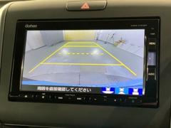 リバースギアに入れるだけで後方の表示へ切り替わります。夜間や雨の日の駐車も楽になりますよ。 7