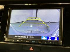 リバースギアに入れるだけで後方の表示へ切り替わります。夜間や雨の日の駐車も楽になりますよ。 6