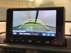 リバースギアに入れるだけで後方の表示へ切り替わります。夜間や雨の日の駐車も楽になりますよ。 6