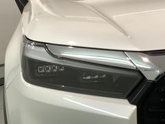 ＬＥＤヘッドライトは、点灯の瞬間から最大光量を発揮し、突然暗くなるトンネルなどでの安定感を高めます。 7