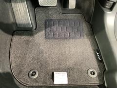 新品の純正フロアマット付きです。ドライブの際に気分良く乗って頂けます。 4