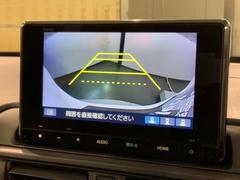 リバースギアに入れるだけで後方の表示へ切り替わります。夜間や雨の日の駐車も楽になりますよ。 6