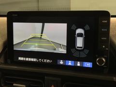 リバースギアに入れるだけで後方の表示へ切り替わります。夜間や雨の日の駐車も楽になりますよ。 6
