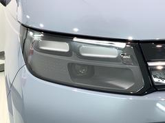 ＬＥＤヘッドライトは、点灯の瞬間から最大光量を発揮し、突然暗くなるトンネルなどでの安定感を高めます。 7