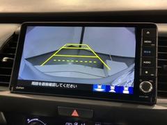 リバースギアに入れるだけで後方の表示へ切り替わります。夜間や雨の日の駐車も楽になりますよ。 6