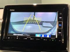リバースギアに入れるだけで後方の表示へ切り替わります。夜間や雨の日の駐車も楽になりますよ。 6