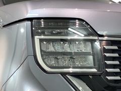 ＬＥＤヘッドライトは、点灯の瞬間から最大光量を発揮し、突然暗くなるトンネルなどでの安定感を高めます。 7