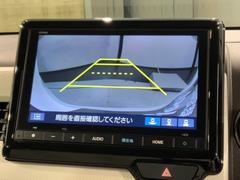リバースギアに入れるだけで後方の表示へ切り替わります。夜間や雨の日の駐車も楽になりますよ。 5