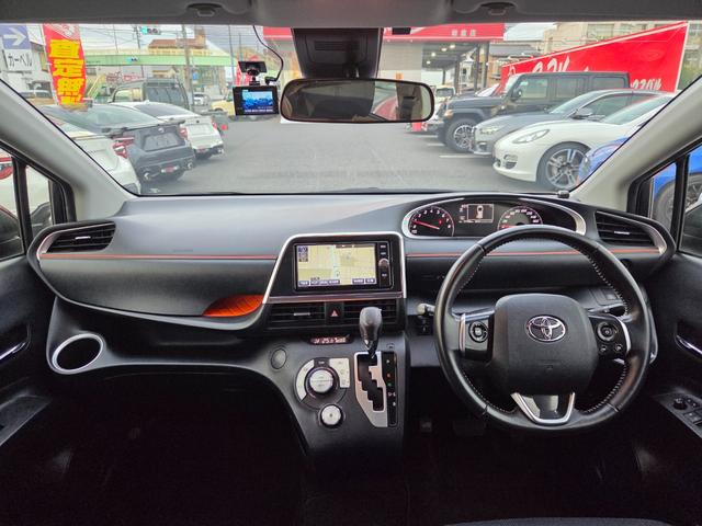 シエンタ Ｇ　両側パワースライドドア　プリクラッシュセーフティシステム　車線逸脱警報　オートマチックハイビーム　純正ナビ　フルセグＴＶ　　　バックカメラ　ＬＥＤヘッド　アイドリングストップ　７人乗り　ワンオーナー（4枚目）