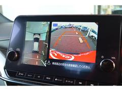 バックカメラの進化系！クルマの周囲を前後左右４つのカメラ映像を合成処理し、まるで空から見ているように確認できます！駐車場や見通しの悪い交差点など状況に応じた映像をモニターに映し出す全方位モニターです。 6