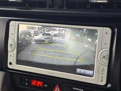 バックモニターは車庫入れの強い味方♪車は構造上、死角がたくさんあります。後退時の死角をチェックするために便利な装備ですね！ 6