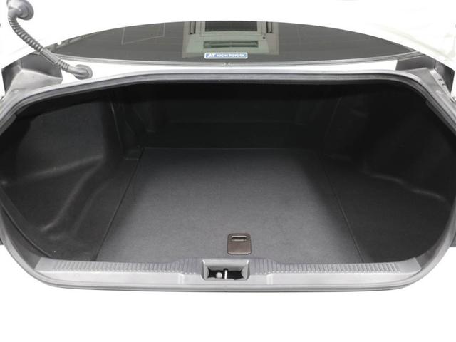 クラウンハイブリッド ＲＳ　リミテッドＩＩ　地デジＴＶ　横滑り防止装置　盗難防止装置　電動パワーシート　本革シート　エアバッグ　ＬＥＤヘッド　オートクルーズ　バックモニター　ナビＴＶ　ＤＶＤ　ＡＢＳ　スマートキー　エアコン　キーレス　ＥＴＣ（21枚目）