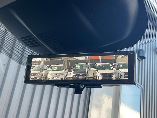 【インテリジェントルームミラー】　車両後方のカメラ映像がミラーに映るので、乗員や荷物が多くても安心♪夜間や悪天候の日でもクリアな映像で視界良好です◎