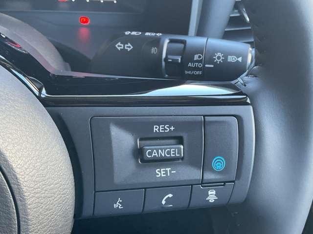 【プロパイロット】高速道路のロングドライブをアシスト。アクセル・ブレーキを制御し前方車との車間距離を保ち、ハンドル操作を制御アシストし走行車線を維持します。