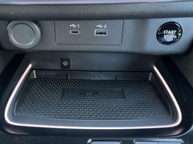 【ワイヤレス充電器】Ｑｉ規格対応スマートフォンをＵＳＢコードに接続することなく手軽に充電を行えます。　　【ＵＳＢ電源ソケット】ＵＳＢ電源ソケット　タイプＡ＋タイプＣ付き！！　更にＨＤＭＩ端子も装備して