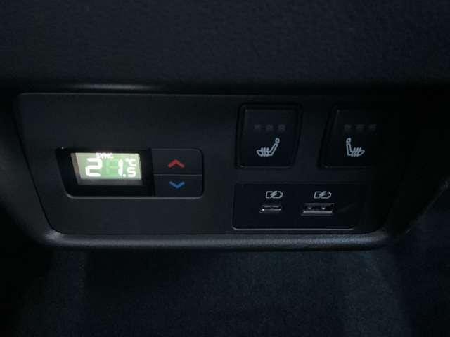 後席にもシートヒーターが付いておりますのでご安心ください。ＵＳＢもございます。